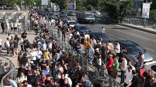 Fenerbahçeli taraftarlar kombine kart yenilemek için uzun kuyruklar oluşturdu