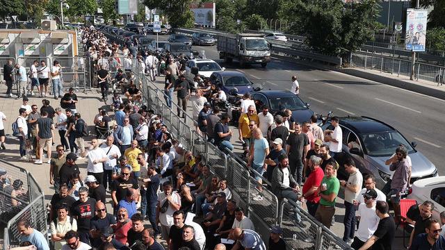 Fenerbahçeli taraftarlar kombine kart yenilemek için uzun kuyruklar oluşturdu