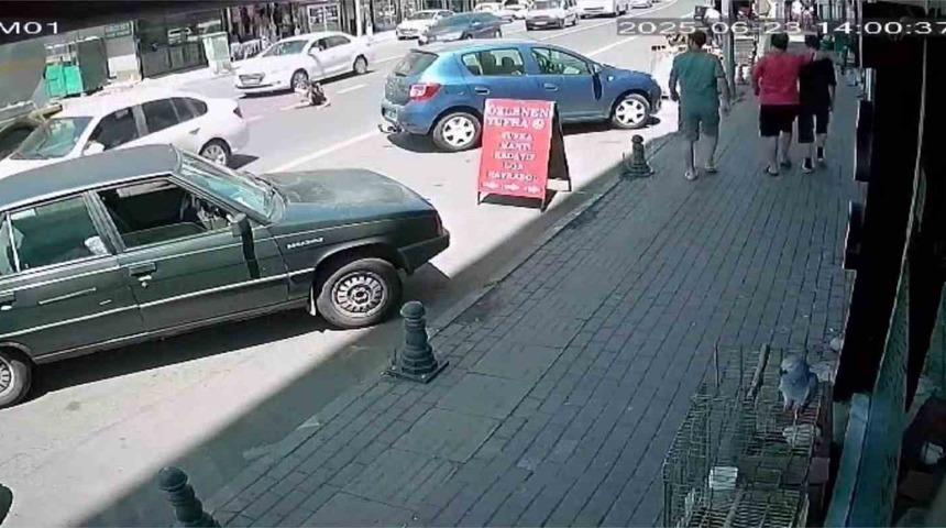 Otomobilin bisikletli çocuğa çarpma anı kamerada