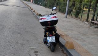 Keşan’da sokak köpeklerinden kaçmaya çalışırken devrilen motosikletin sürücüsü yaralandı