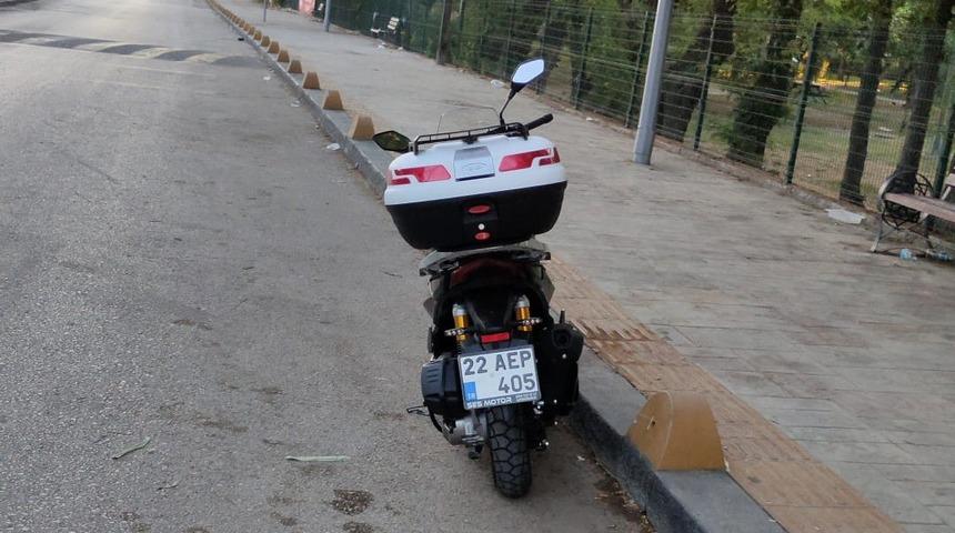 Keşan’da sokak köpeklerinden kaçmaya çalışırken devrilen motosikletin sürücüsü yaralandı