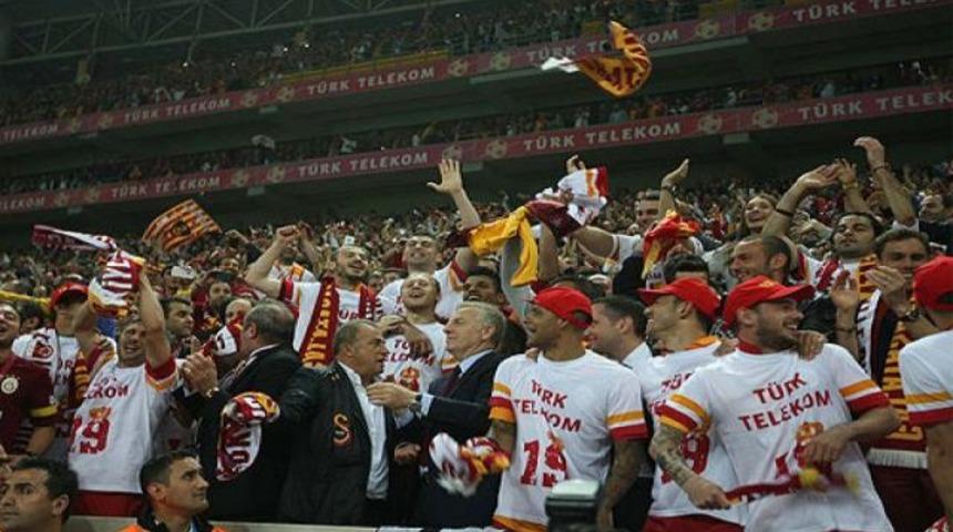 Arena'da Fenerlileri &ccedil;ıldırtan şarkı!