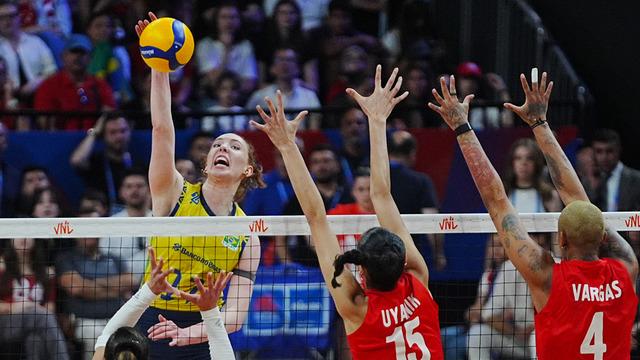 Türkiye-Brezilya maçı sonrası Fenerbahçe'nin paylaşımı tepki çekti! Çiçek de gönderin