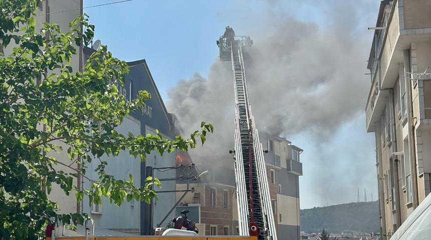 Hasara neden oldu! Kocaeli'de 4 katlı binanın çatısında yangın