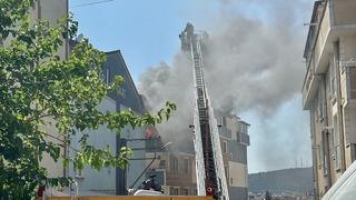 Hasara neden oldu! Kocaeli'de 4 katlı binanın çatısında yangın