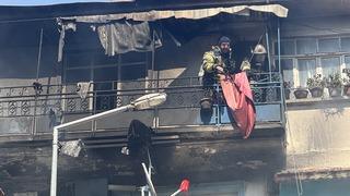 Kocaeli'de yangında mahsur kalan 3 kişiyi itfaiye ekipleri kurtardı