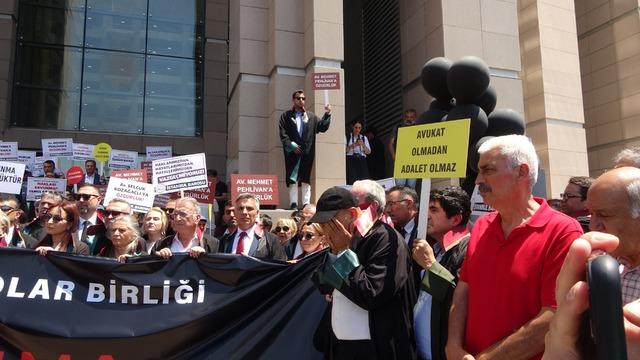 İstanbul Barosu avukatlarının Mehmet Pehlivan’ın tutuklanmasına itirazı sonrası ortalık karıştı