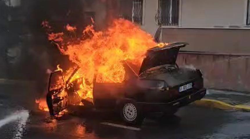 Seyir halindeki otomobil alev aldı