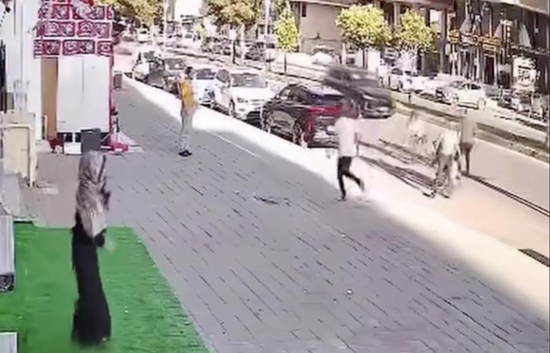 1200xauto Mardin'de korkunç olay: Bıçaklı kavgadan kaçarken minibüsün altında kalıp öldü! Olay anı kamerada