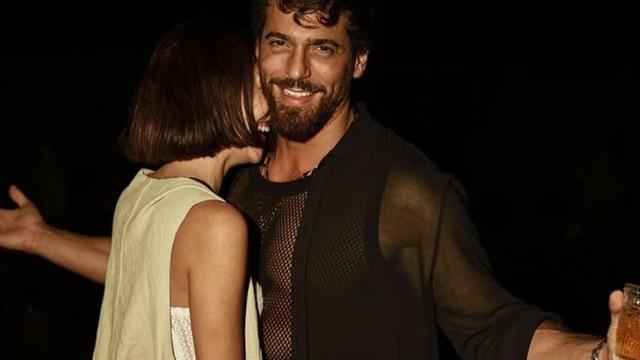 Can Yaman'ın yeni sevgilisi DJ Sara Bluma! Kırmızı halıda kucağına oturtup poz verdi