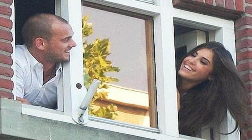 Wesley Sneijder piyano dersleri alıyor