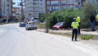 Manavgat'ta direğe çarpan otomobil sürücüsü yaralandı