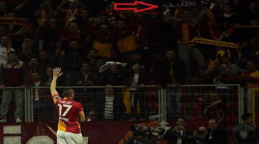 Galatasaray tribünlerinde Lazıo atkısı açtılar