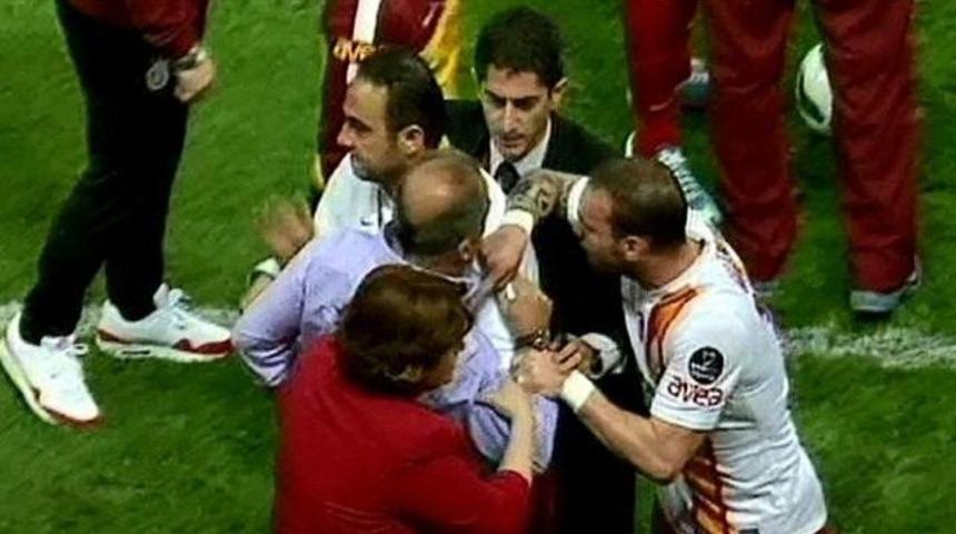 Galatasaray kulübesi kılıçtan geçti!