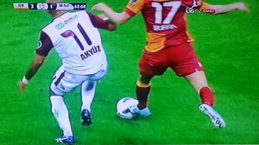 Trib&uuml;nleri ayağa kaldıran pozisyon