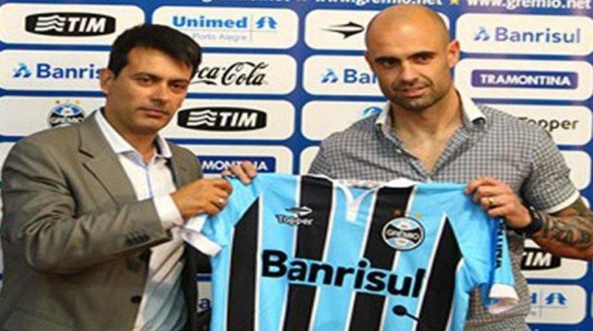 Cris Gremio ile imzaladı