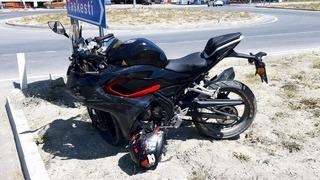 İlçe girişindeki kavşakta motosikletle otomobil çarpıştı: 2 yaralı