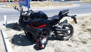 İlçe girişindeki kavşakta motosikletle otomobil çarpıştı: 2 yaralı
