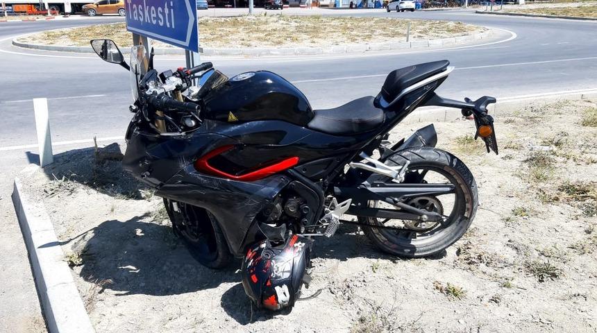 İlçe girişindeki kavşakta motosikletle otomobil çarpıştı: 2 yaralı