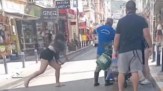 Belediye çalışanlarına saldırdılar! 17 yaşındaki iki genç kadın tutuklandı...