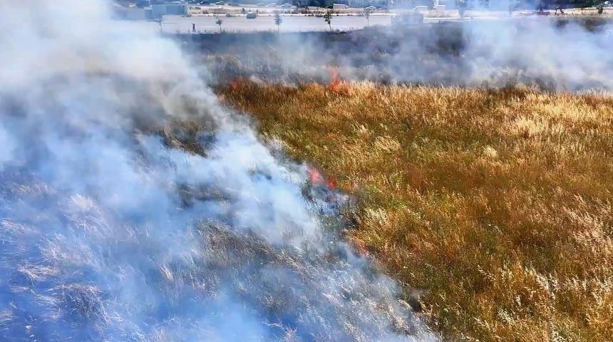 Küçükçekmece’de geniş otluk alanda çıkan yangın paniğe neden oldu