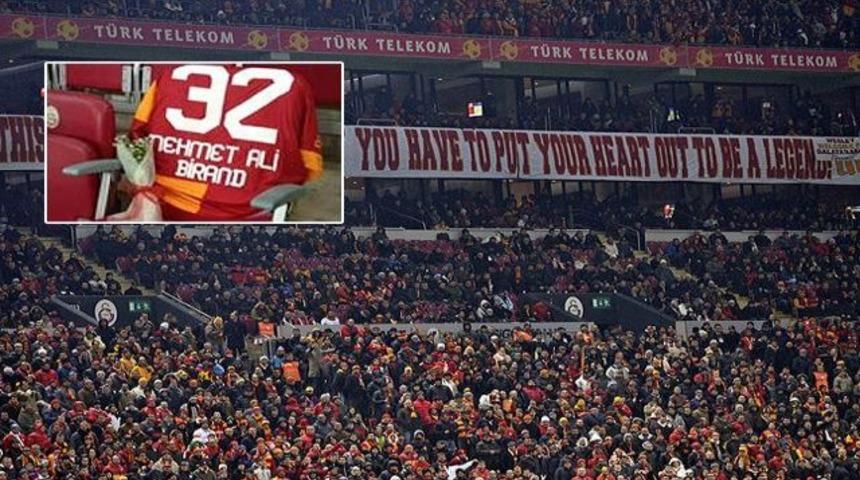 Birand 32. dakikada alkışlarla anıldı