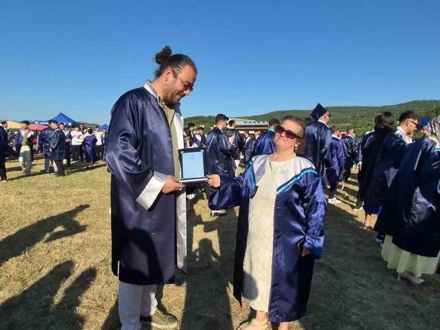 Bartın'da 59 yaşındaki Hatice Gülbezer üniversiteyi birincilikle bitirdi