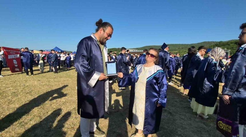 Bartın'da 59 yaşındaki Hatice Gülbezer üniversiteyi birincilikle bitirdi