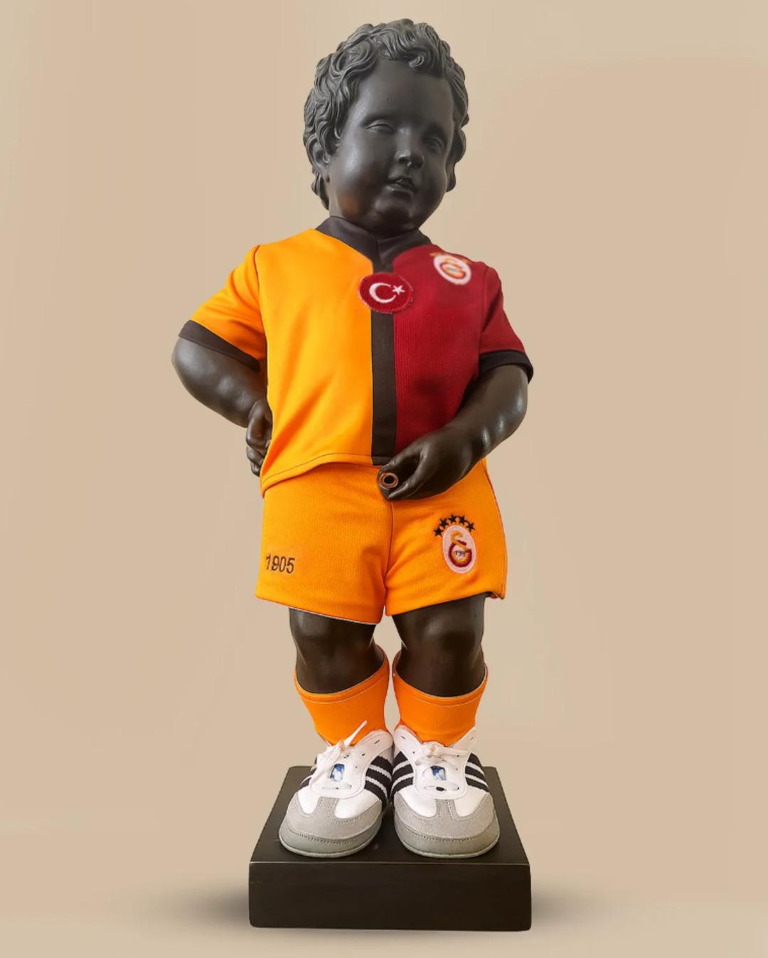 Tarihte bir ilk gerçekleşti... Brüksel in ikonik Mannaken Pis heykeline Galatasaray forması giydirildi! 1