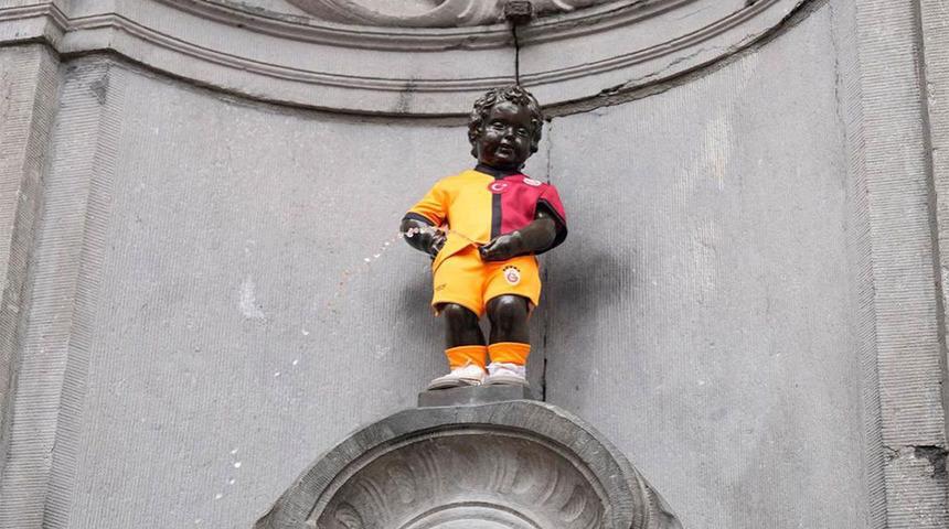 Tarihte bir ilk gerçekleşti... Brüksel'in ikonik Mannaken Pis heykeline Galatasaray forması giydirildi!