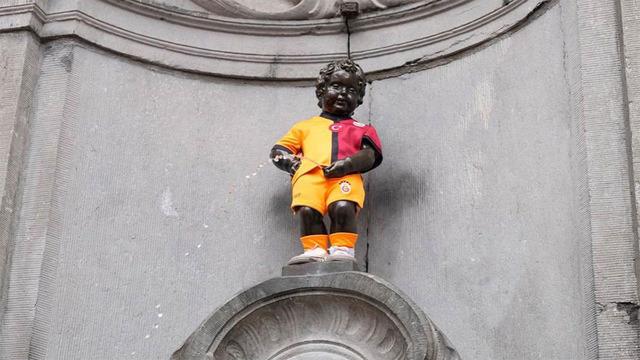 Tarihte bir ilk gerçekleşti... Brüksel'in ikonik Mannaken Pis heykeline Galatasaray forması giydirildi!