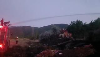 Alevler tarlayı sardı! Ekipler eve sıçramasını önledi