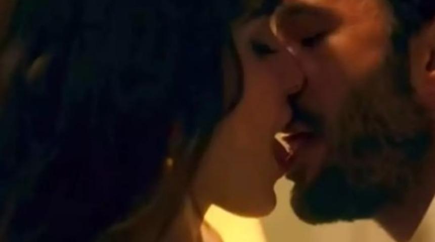 Ateşli sahneleri sonrası ayrılık iddiaları gündemdeydi! Hande Erçel aileye girdi! İşte sürpriz kare...