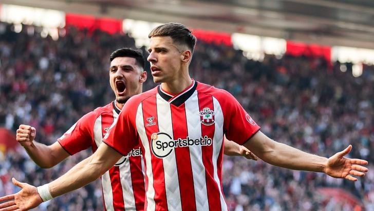 Fenerbahçe çok büyük umutlarla kadrosuna katmıştı, yıldız isim geldiği gibi gidiyor... Hiç beklenmedik ayrılık! İşte Süper Lig'in devleri Beşiktaş, Fenerbahçe, Galatasaray ve Trabzonspor'un transfer gündemi G5