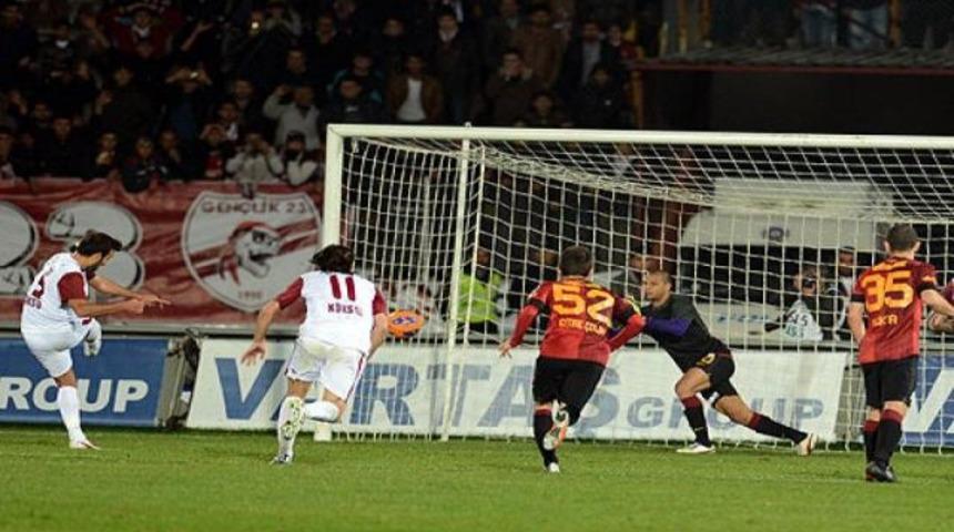 Bu da oldu, Melo penaltı kurtardı!