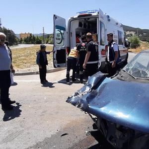 Bolu’da kavşakta süt kamyonu ile otomobil çarpıştı: 2 yaralı