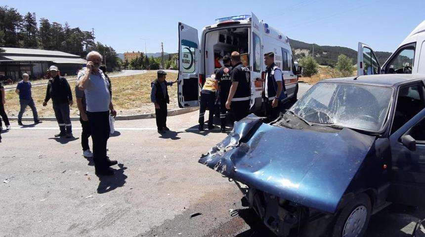 Bolu’da kavşakta süt kamyonu ile otomobil çarpıştı: 2 yaralı