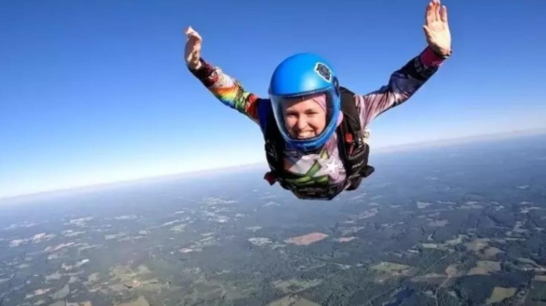 Korkunç olay! İki paraşütçü havada çarpıştı! Yere çakılan kadın hayatını kaybetti!  1