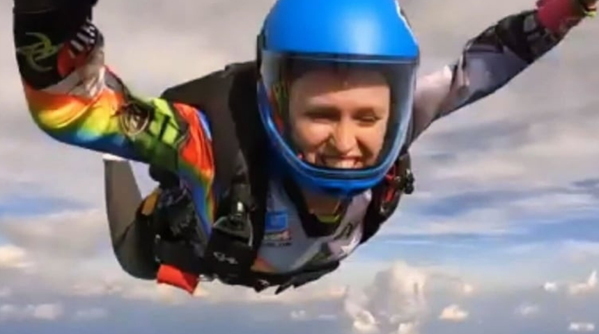 Korkunç olay! İki paraşütçü havada çarpıştı! Yere çakılan kadın hayatını kaybetti! 