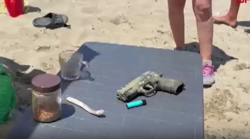 Denizde yüzen çocuk tabanca buldu