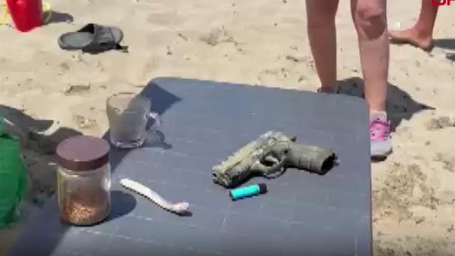 Denizde yüzen çocuk tabanca buldu