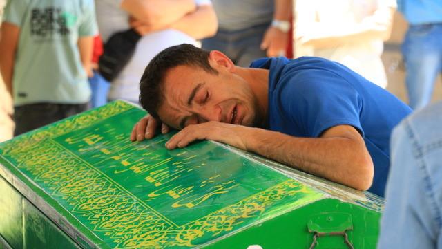 Kazada ölen 3 yaşındaki Efe toprağa verildi; acılı baba ayakta zor durdu