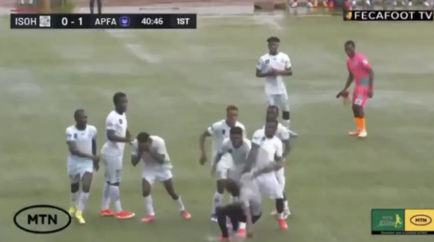 Kamerun'da olmaz denen oldu! Hakem itiraz eden oyuncuya kafa attı... Dünya o maçı konuşuyor