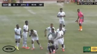 Kamerun'da olmaz denen oldu! Hakem itiraz eden oyuncuya kafa attı... Dünya o maçı konuşuyor