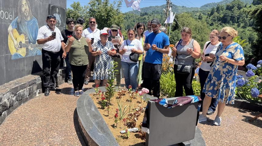 Karadenizli sanatçı Kazım Koyuncu, vefatının 20. yılında mezarı başında anıldı