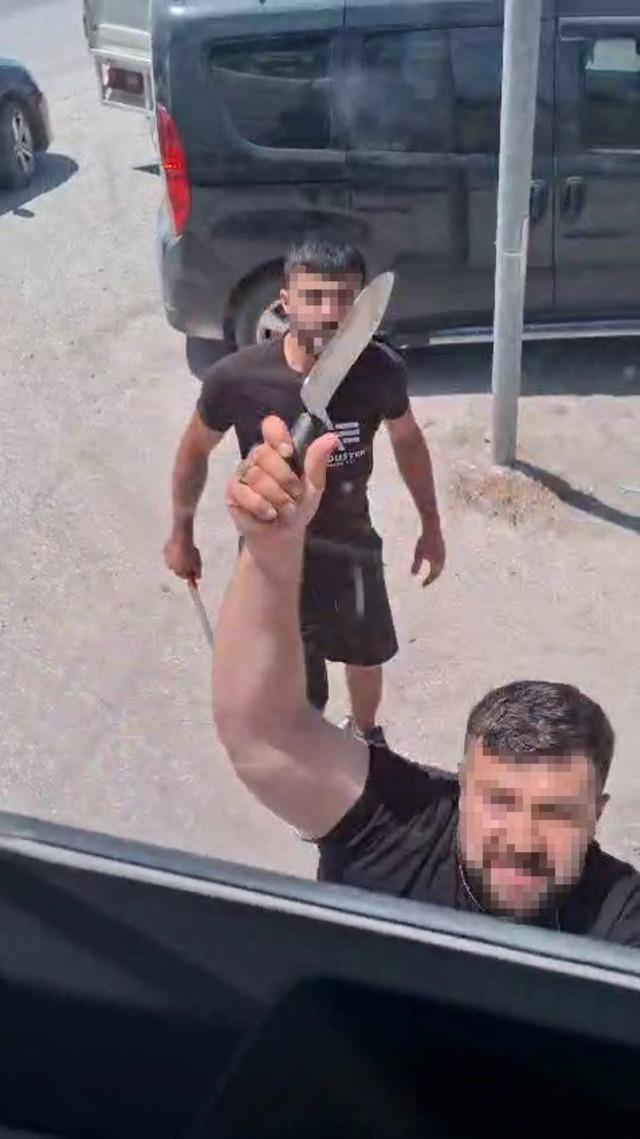 Yol verme tartışmasında satırla saldırdı 1