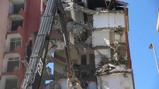 Rize'de riskli olduğu gerekçesiyle tahliye edilen iki binanın yıkımına başlandı