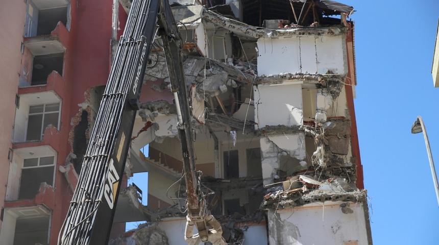 Rize'de riskli olduğu gerekçesiyle tahliye edilen iki binanın yıkımına başlandı