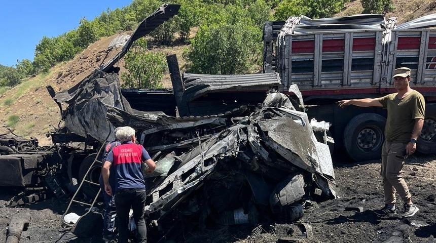 Bingöl'de devrilen tırın sürücüsü hayatını kaybetti