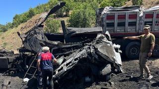 Bingöl'de devrilen tırın sürücüsü hayatını kaybetti